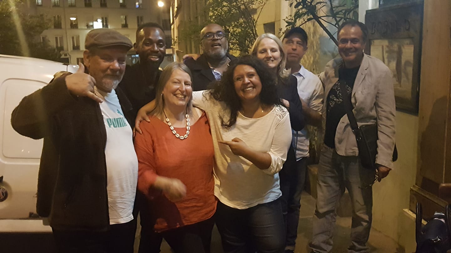photo rassemblement de personnes (artistes, et clients) dans la rue, devant la façade du bar le Bab-Ilo