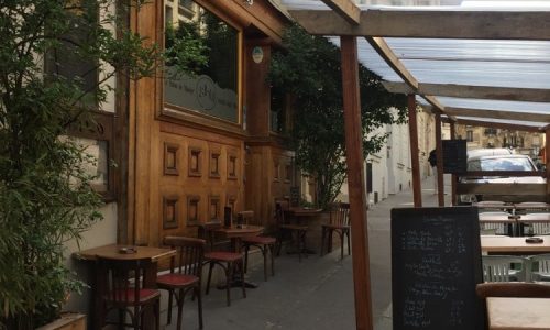 photo Terrasse du bar Le Bab-Ilo, ou l'on peut y voir des tables, des chaises, en bois, et le Menu/programme du jour.